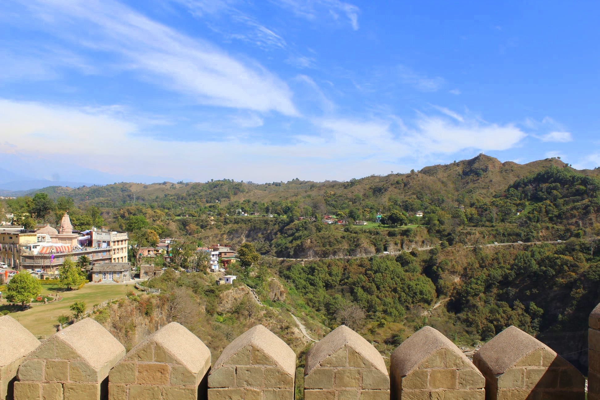 Travel guide to the largest fort in Himalayas : Kangra Fort in Himachal ...