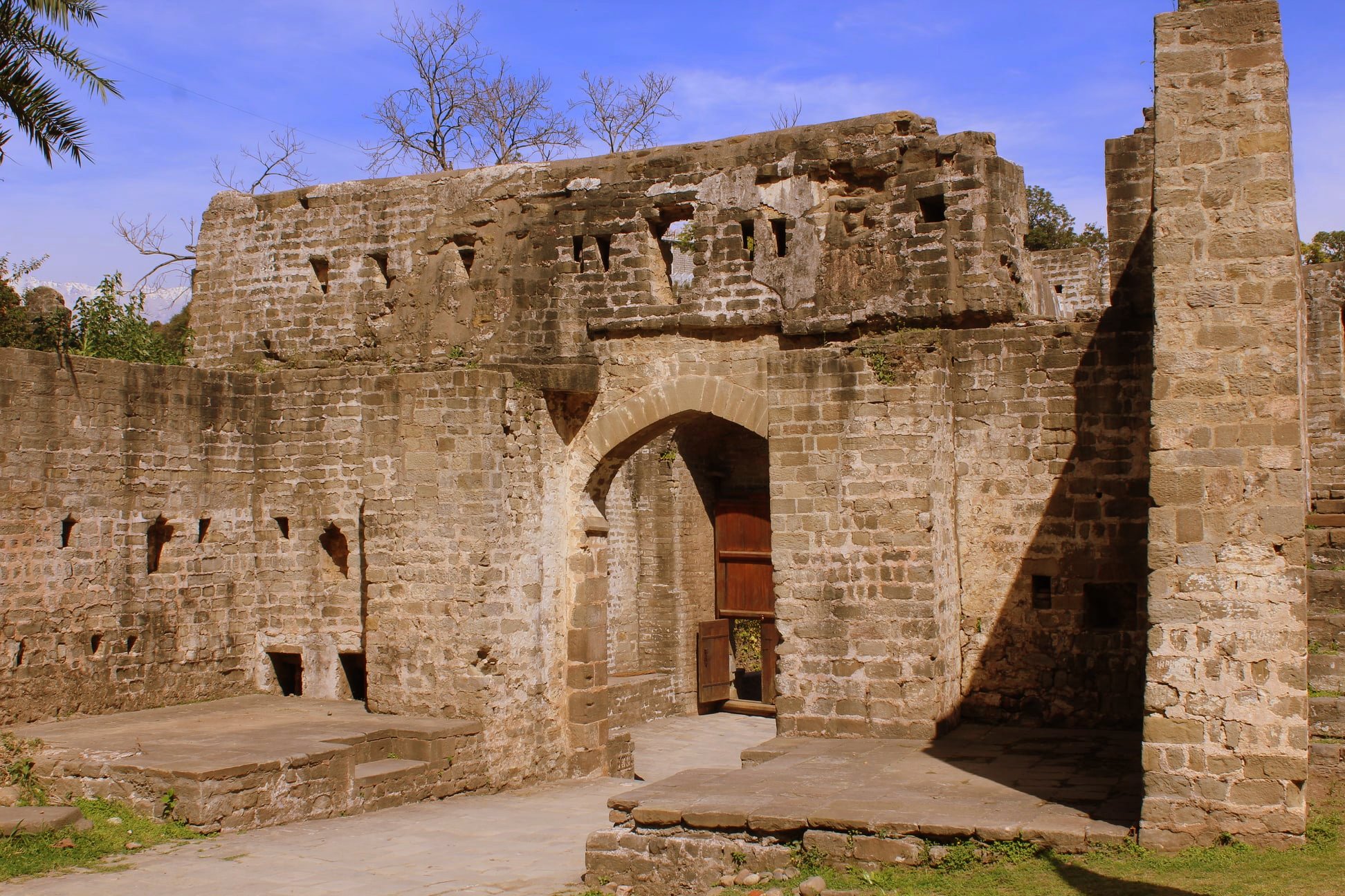 travel-guide-to-the-largest-fort-in-himalayas-kangra-fort-in-himachal