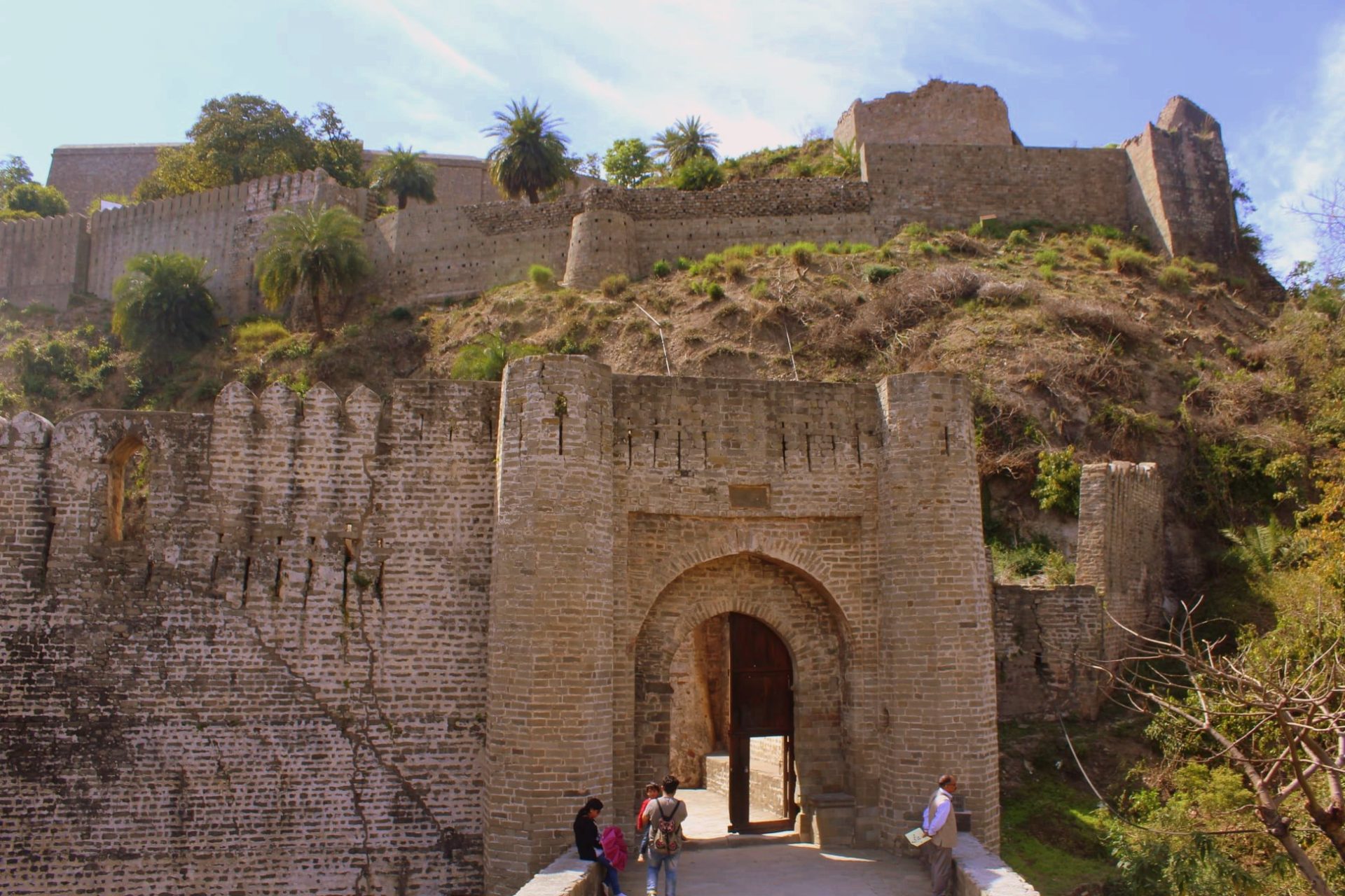 Travel guide to the largest fort in Himalayas : Kangra Fort in Himachal ...